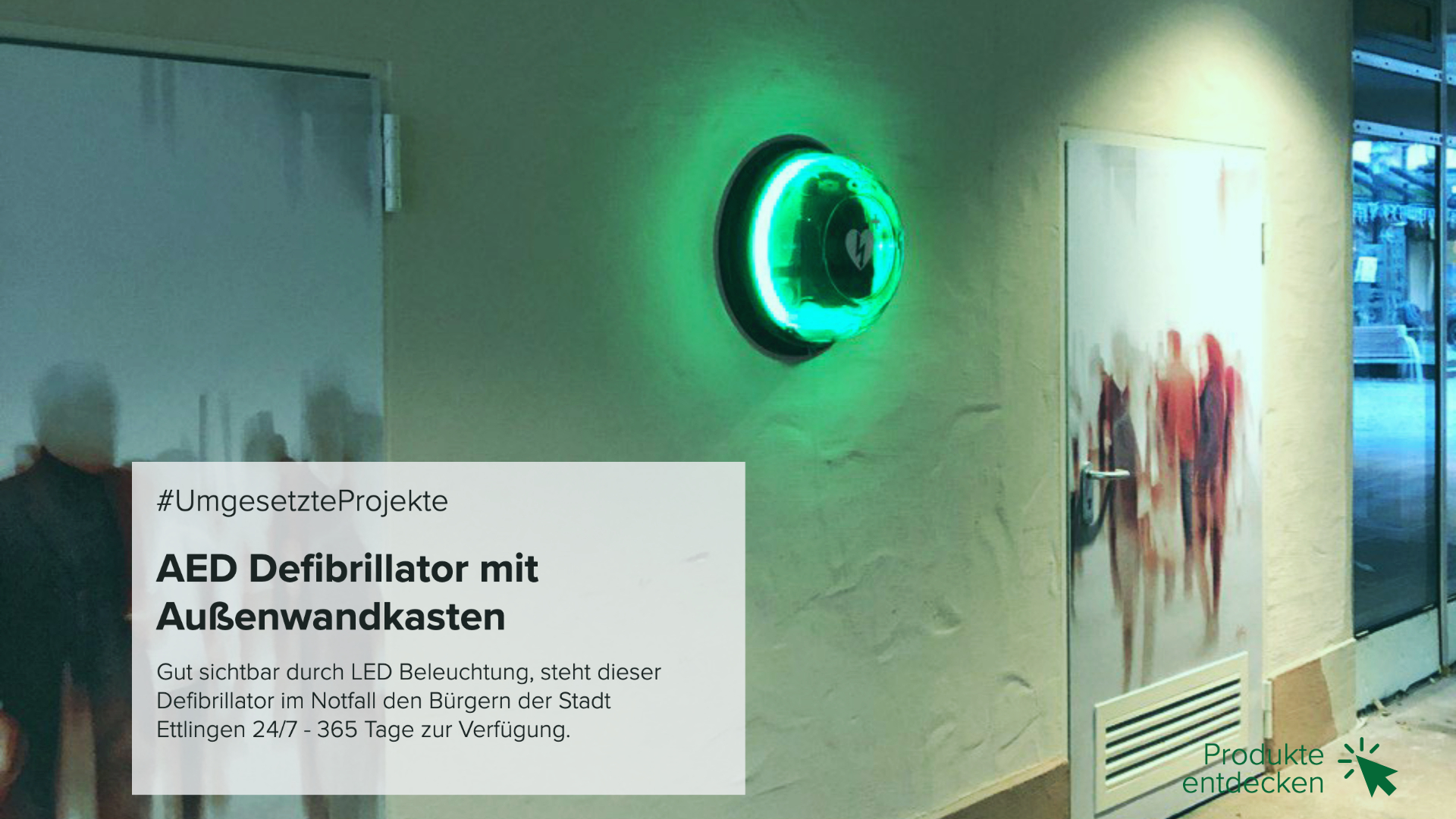 Ein Defibrillator in einem grün beleuchteten Außen-Wandschrank in einer Einkaufsmeile in Ettlingen